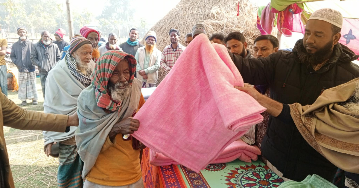 তাড়াশে অসহায় ও দুঃস্থ মানুষের মাঝে শীতবস্ত্র বিতরণ