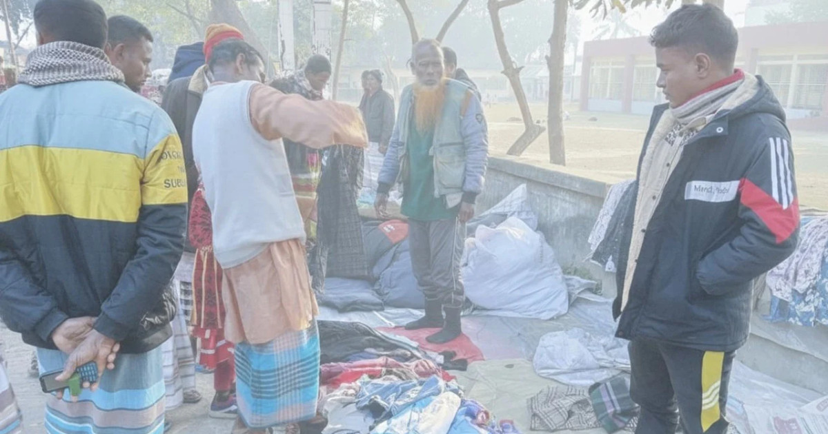 হাড় কাঁপানো শীতে বিপর্যস্ত রংপরের তারাগঞ্জের নিম্ন আয়ের মানুষ