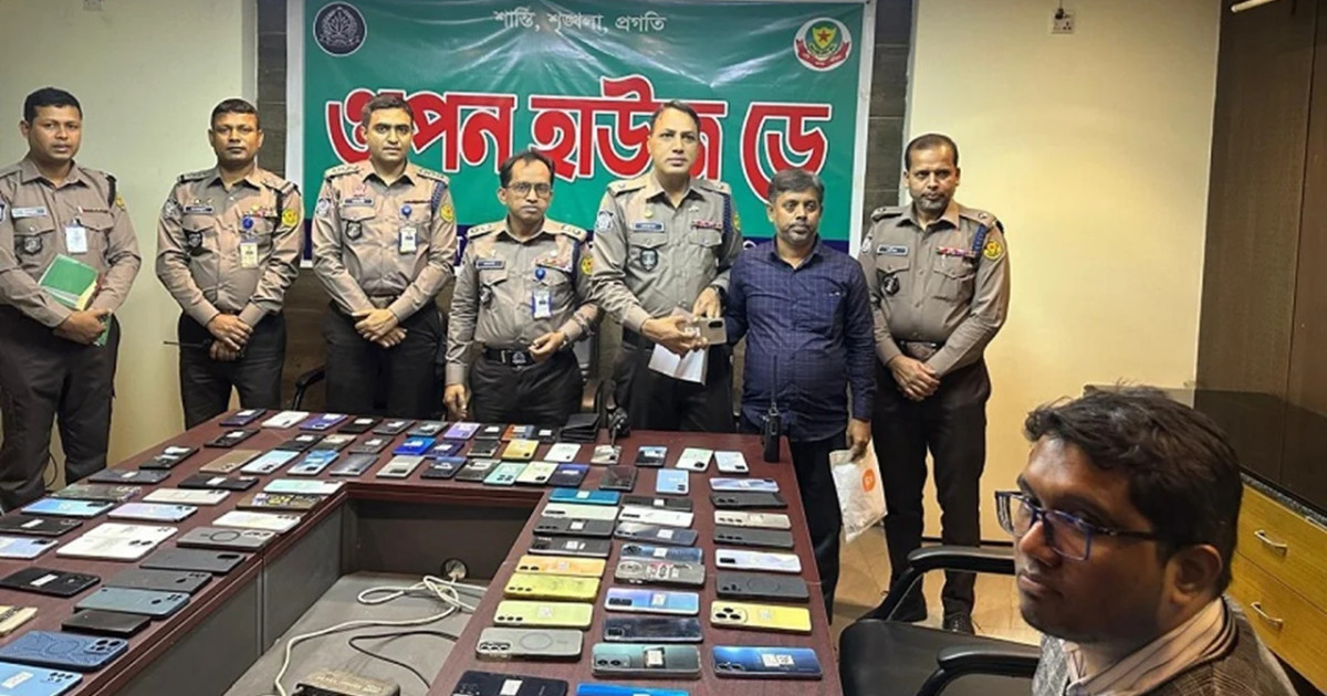 হারিয়ে যাওয়া ১০৫-টি ফোন উদ্ধার করে মালিকদের বুঝিয়ে দিল পুলিশ
