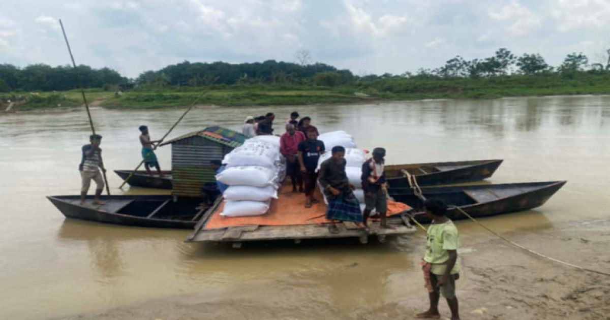 সেতুর অভাবে জীবনের ঝুঁকি নিয়ে চলছে পারাপার