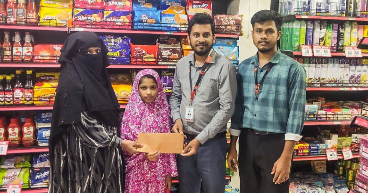 কুমিল্লায় শিক্ষা ও জীবনের সহায়তায় সামিয়ার হাতে চেক তুলে দিল স্বপ্ন
