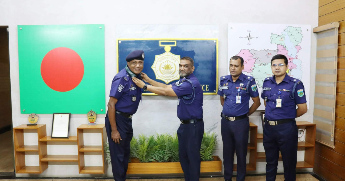 সিরাজগঞ্জ ট্রাফিক পুলিশের মাঝে ৬০টি নেক ফ্যান বিতরণ