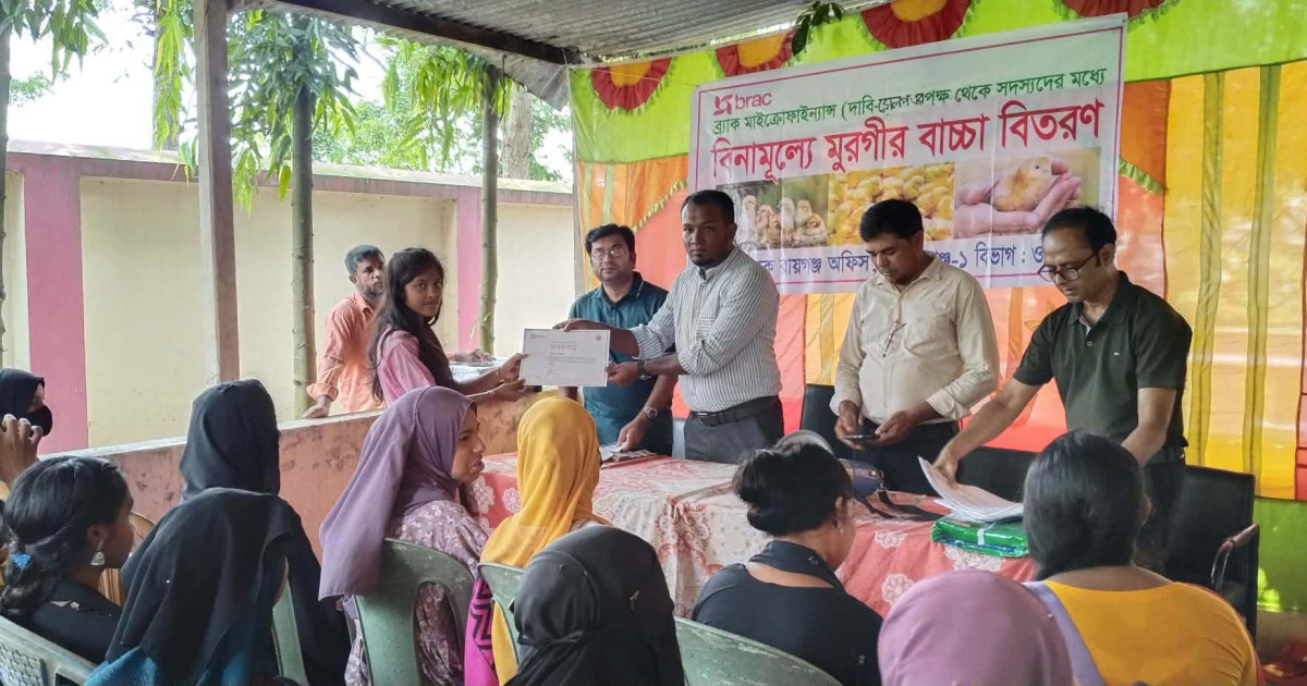 প্রশিক্ষণ শেষে ৩৪ কিশোরীর হাতে মুরগির বাচ্চা ও নগদ সহায়তা, স্বাবলম্বী হওয়ার পথে নতুন পদক্ষেপ
