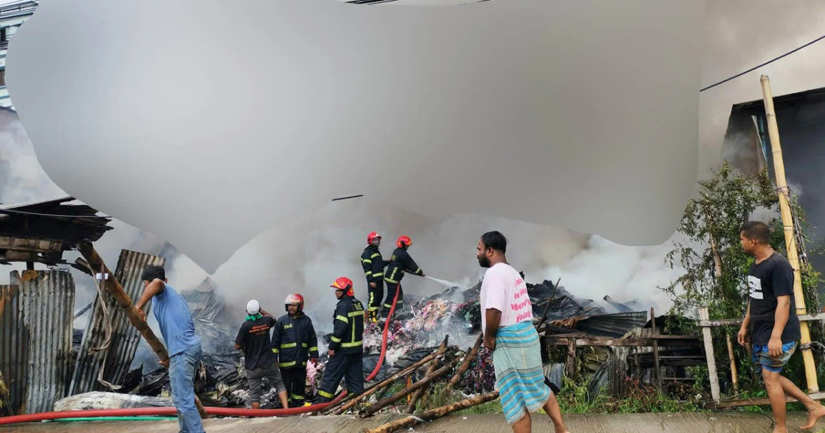 ফতুল্লায় ভয়াবহ অগ্নিকাণ্ড: মুহূর্তেই ছাই ৪০ লাখ টাকার ঝুট, আতঙ্কে এলাকাবাসী