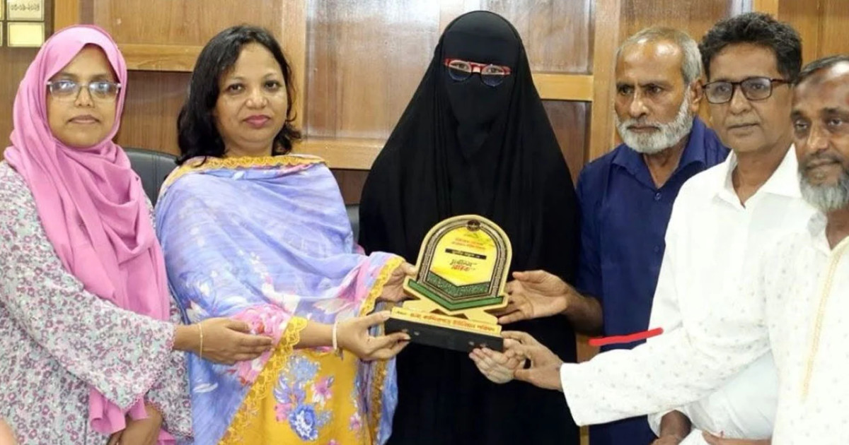 মাত্র ৮ মাসে স্বহস্তে ৩০ পারার পবিত্র কুরআন লিখে অনন্য নজির গড়লেন কুমিল্লার সুরাইয়া