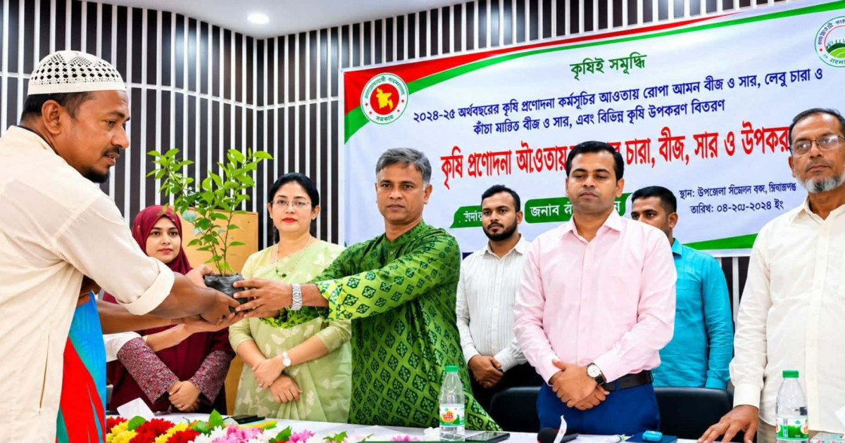 বেলকুচিতে ৩৩০ প্রান্তিক কৃষকের হাতে গাছের চারা, জৈবসার ও বাঁশের খুঁটি