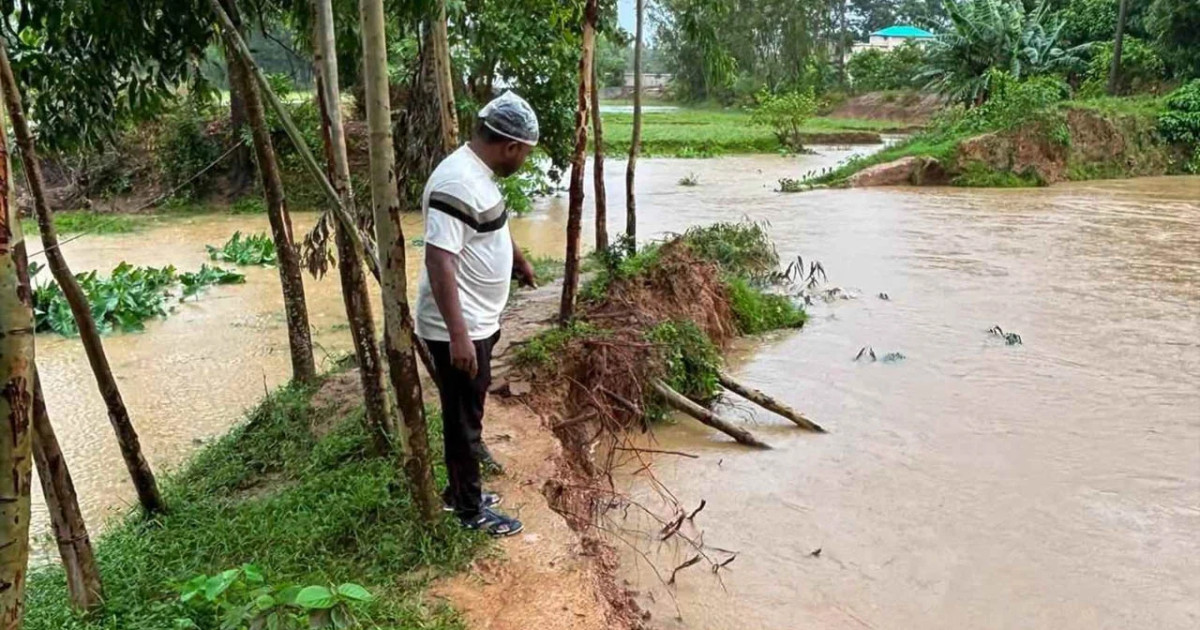 টানা বর্ষণে দক্ষিণ চট্টগ্রাম বিপর্যস্ত, যেকোনো মুহূর্তে বিচ্ছিন্ন হতে পারে বান্দরবানের সড়ক যোগাযোগ