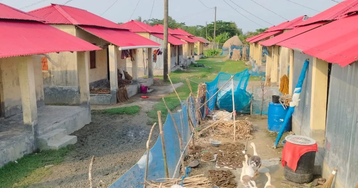 এক পরিবারের দখলে তিন আশ্রয়ণ ঘর! মোংলায় সরকারি প্রকল্পে অনিয়মের গুরুতর অভিযোগ