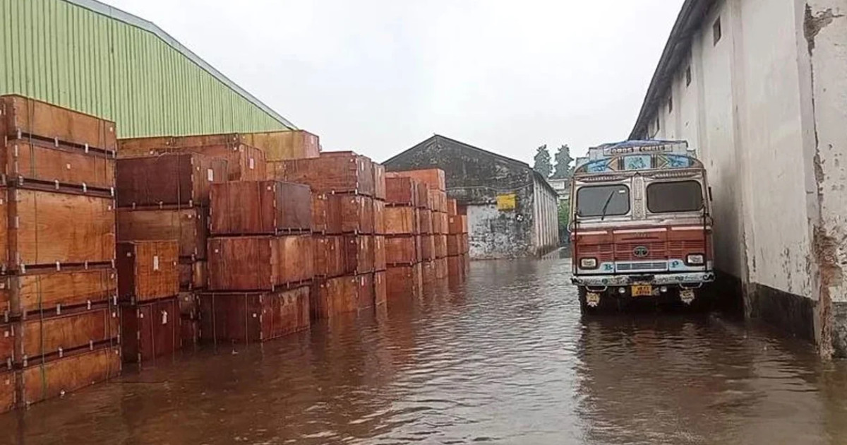 টানা বর্ষণে বেনাপোল বন্দরে হাঁটুপানি, পানিতে তলিয়ে কোটি টাকার আমদানি পণ্য