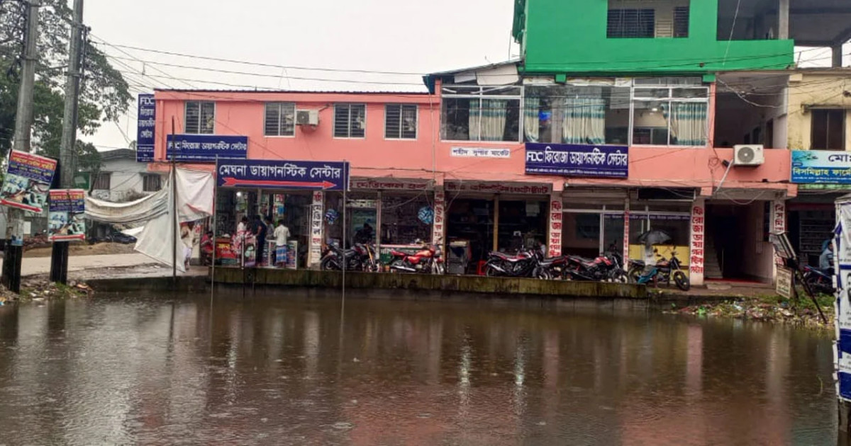 খাল দখলের মাশুল: জলাবদ্ধতায় পানিবন্দি অর্ধলাখ মানুষ, অবৈধ স্থাপনা উচ্ছেদের আশ্বাস