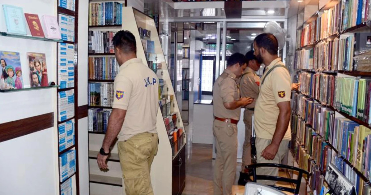 কাশ্মীরে বইয়ের বিরুদ্ধে ভারতের অভিযান: পাঠাগার ও শিক্ষাপ্রতিষ্ঠানে ব্যাপক তল্লাশির নির্দেশ