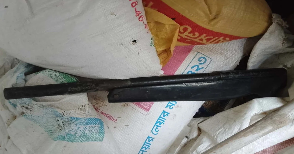 অভয়নগরে সিঁড়ির নিচে ধানের বস্তায় মিলল ওয়ান শুটার গান, পালালেন বাড়ির মালিক