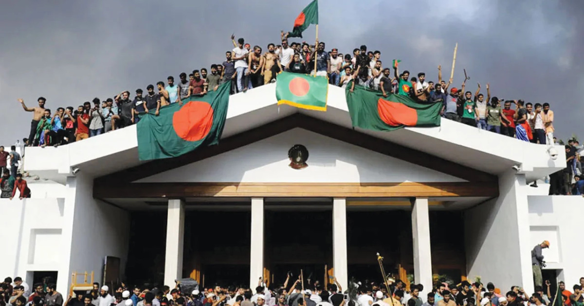 অভ্যুত্থানের পর তিন দিন সরকারহীন বাংলাদেশ, নানা চ্যালেঞ্জ পেরিয়ে গঠিত হয় অন্তর্বর্তী সরকার