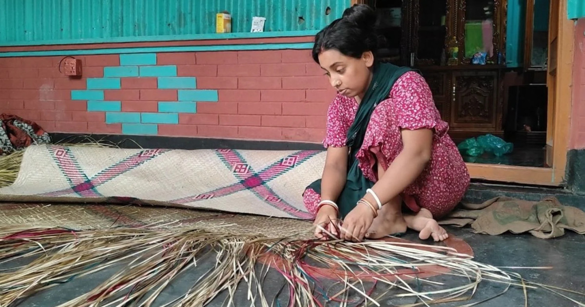 বিলুপ্তির পথে কামারখন্দের ঐতিহ্যবাহী শীতলপাটি শিল্প