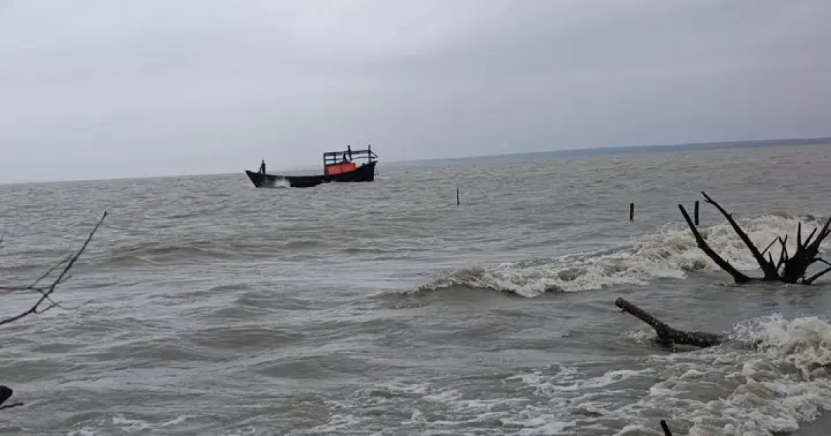 উত্তাল সাগরে ট্রলারডুবি, নিখোঁজ ২ জেলে
