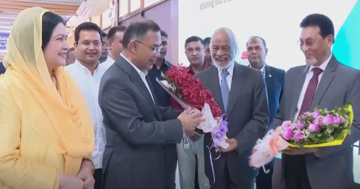 দেশে ফিরেছেন প্রধানমন্ত্রী